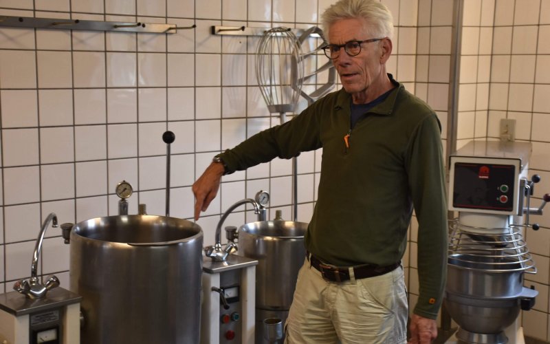 Hovmester Mogens Bryghler fremviser industrikøkkenet på Kogtved Søfartsskole